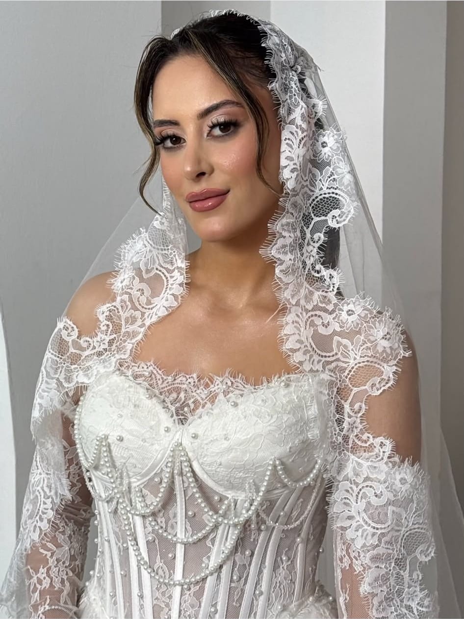 Dantel duvaklı gelin, topuz ve gelin makyajı