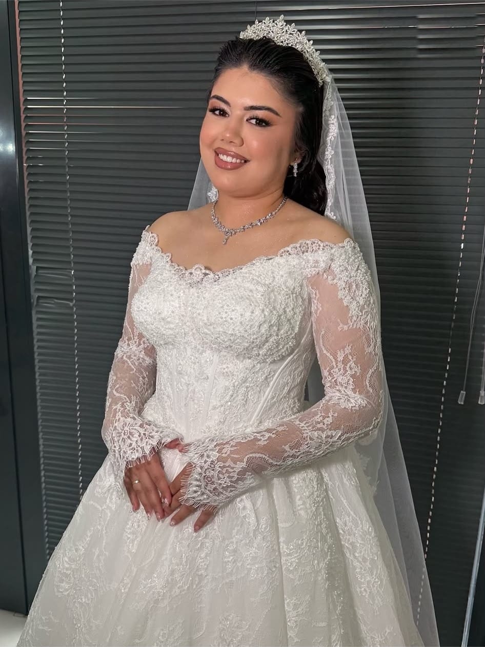 Taçlı gelin, açık saç ve gelin makyajı