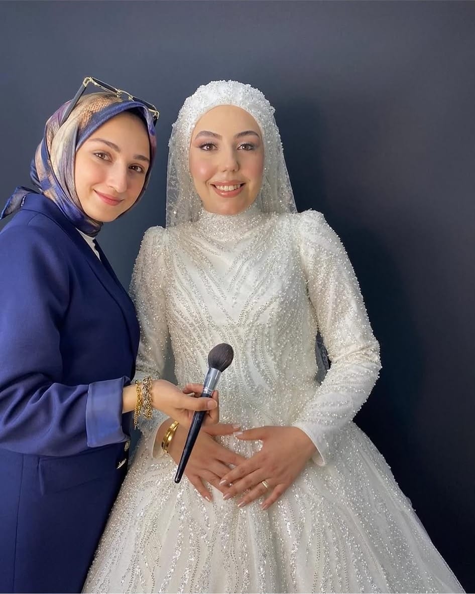 Hülya Koç, türbanlı gelinle birlikte