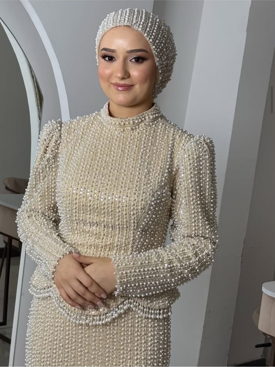 İnci işlemeli türban tasarımı ve makyaj