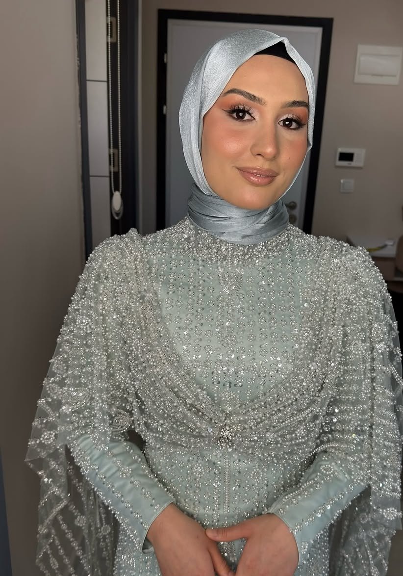 Saten türban ve inci işlemeli mint elbise