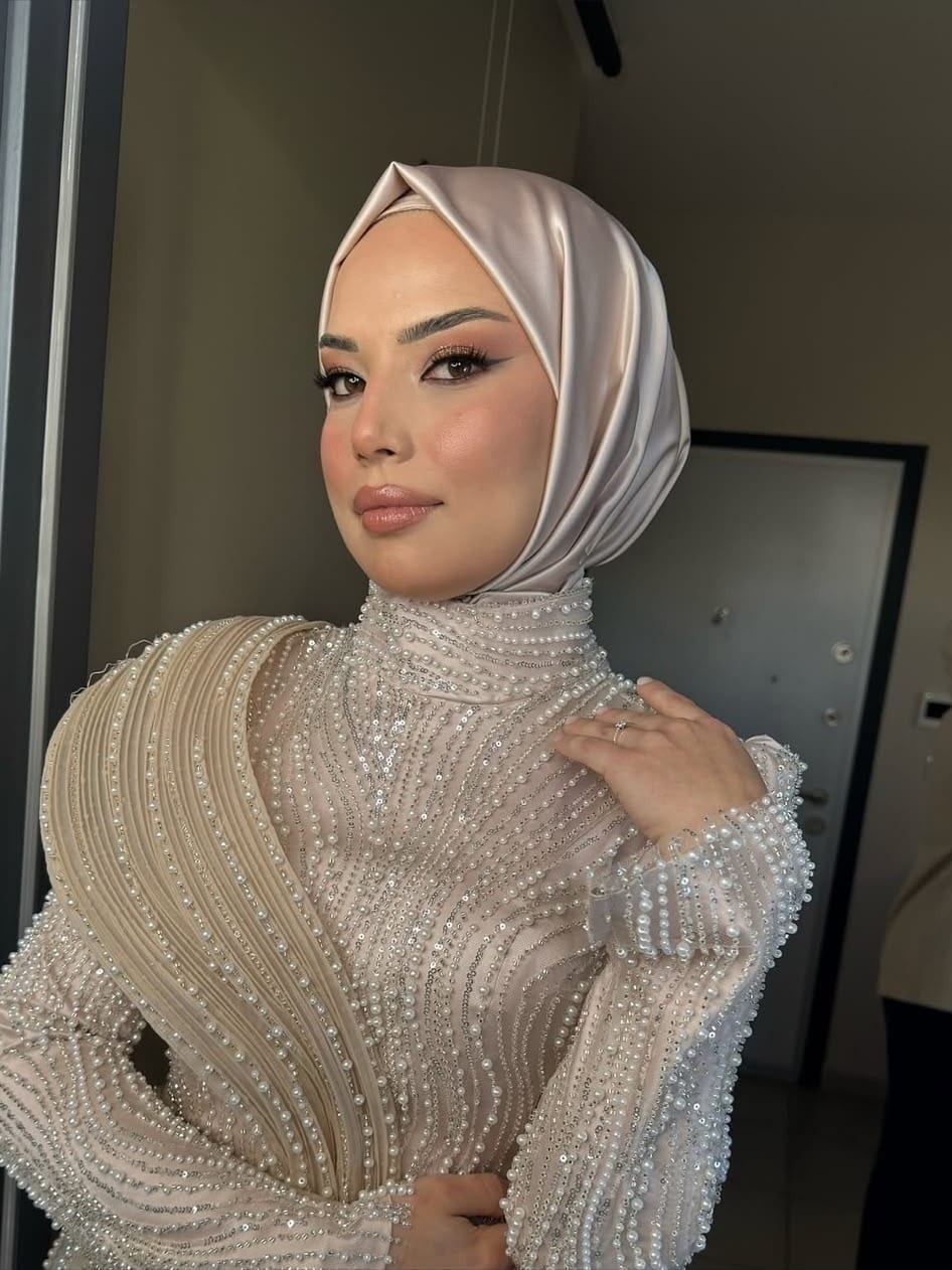Saten türban tasarımı ve inci işlemeli elbise